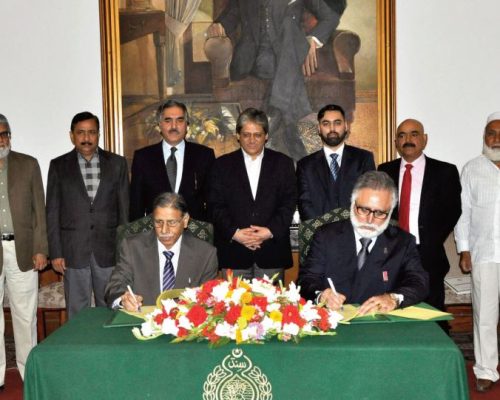 Signing a scholarship MoU with Vice Chancellor of SZAB University of Law Prof Justice (R) Qazi Khalid in the presence of Governor Sindh Dr Ishrat ul Ebad Khan at Governor House, Sindh. Also present are Syed I Gilani (Chairman, HEC) and Umar. The Scholarship programme led to 7 faculty members studying through distance learning at SOEL.