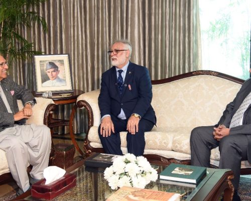 Mr Toha Quershi Chairman FIRD UK, presenting his book to the President of Pakistan Dr Arif Alvi. Along with his FIRD Pakistan Chapter team Dr Ishtiaq Gondal and Dr Imran Mirza.